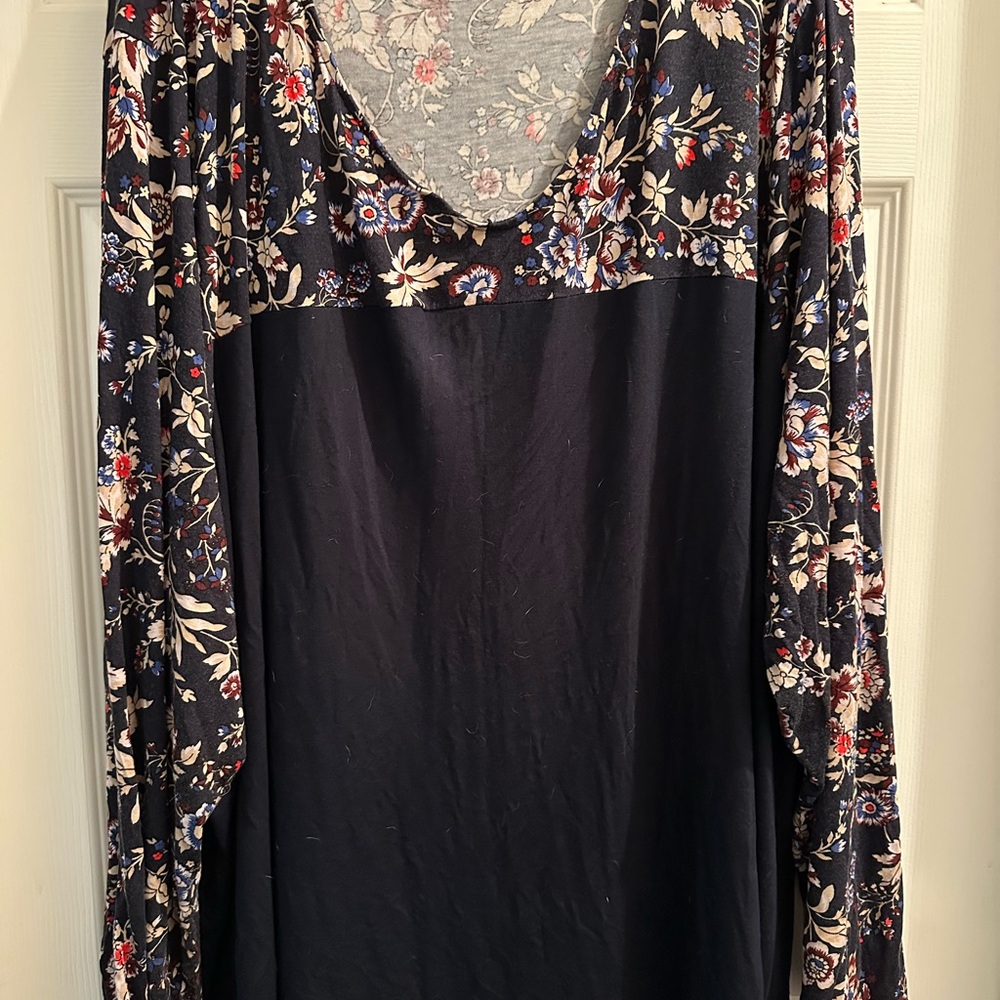 Lame Bryant 32/34 long sleeve dressy shirt gently worn,
Like new condition